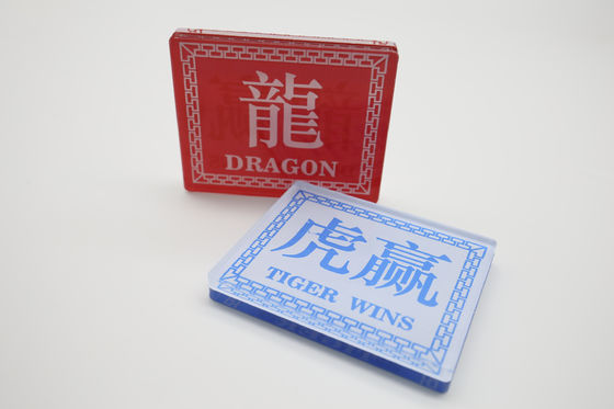 Yüksek Şeffaf Kristal Akrilik Dragon Tiger Çince ve İngilizce Bayi Kod Plakası Kırmızı ve mavi Çift Taraflı Serigrafi